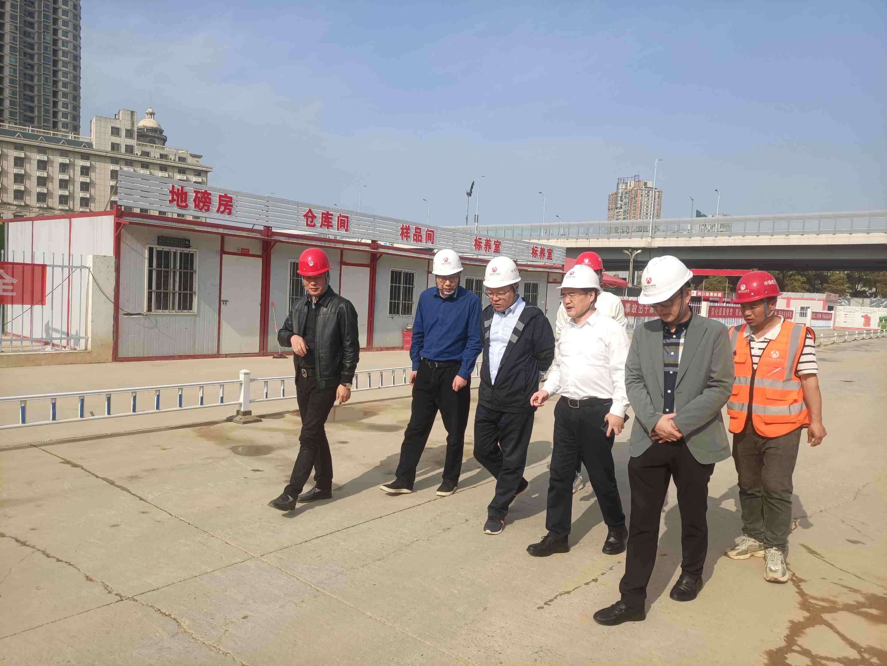 市政公用集團(tuán)黨委委員、副總經(jīng)理鄒建偉一行深入我司承建的南昌市政地產(chǎn)錦繡文瀾項(xiàng)目開(kāi)展安全生產(chǎn)工作督導(dǎo)檢查